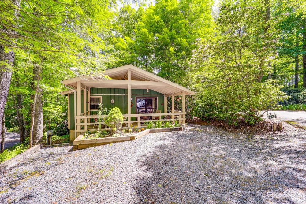 Lake and Pool Access! Outdoorsy Getaway in Newland